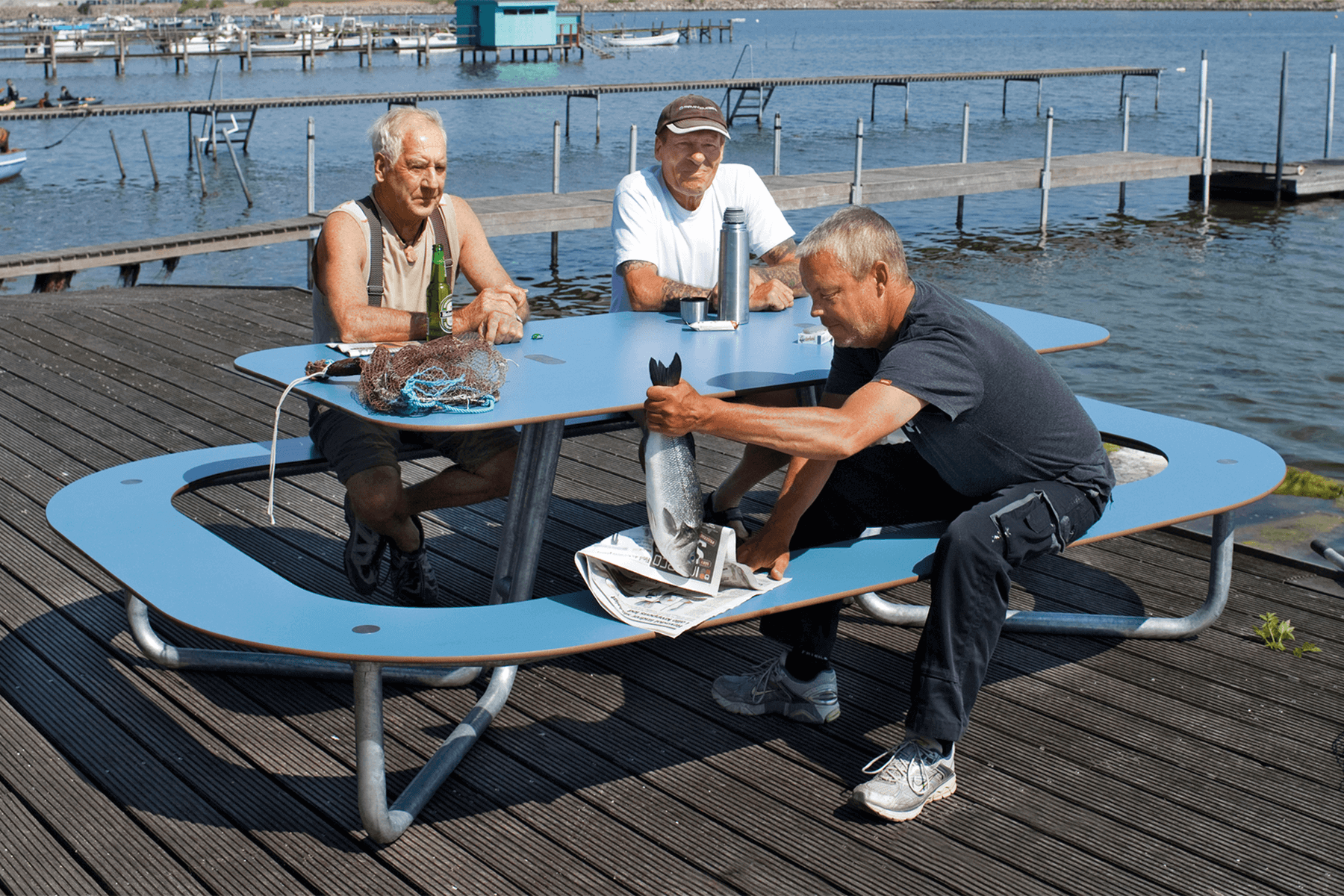 Tre fiskere, der tager en pause på et blåt Plateau Picnic O bordbænkesæt